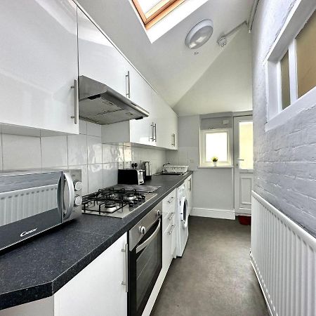 Massive 4 Bedroom Duplex Apartment - Sleeps Up To 10 People - Free Parking - 5 Minutes To The Best Beach! - Great Location - Fast Wifi - Smart Tv - Newly Decorated - Sleeps Up To 10! Close To Bournemouth & Poole Town Centre & Sandbanks Exterior foto