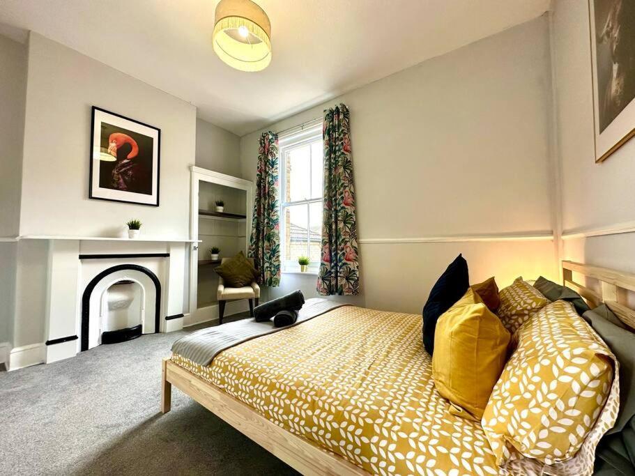 Massive 4 Bedroom Duplex Apartment - Sleeps Up To 10 People - Free Parking - 5 Minutes To The Best Beach! - Great Location - Fast Wifi - Smart Tv - Newly Decorated - Sleeps Up To 10! Close To Bournemouth & Poole Town Centre & Sandbanks Exterior foto