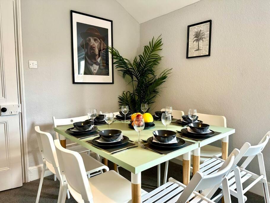 Massive 4 Bedroom Duplex Apartment - Sleeps Up To 10 People - Free Parking - 5 Minutes To The Best Beach! - Great Location - Fast Wifi - Smart Tv - Newly Decorated - Sleeps Up To 10! Close To Bournemouth & Poole Town Centre & Sandbanks Exterior foto