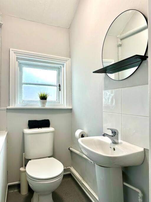 Massive 4 Bedroom Duplex Apartment - Sleeps Up To 10 People - Free Parking - 5 Minutes To The Best Beach! - Great Location - Fast Wifi - Smart Tv - Newly Decorated - Sleeps Up To 10! Close To Bournemouth & Poole Town Centre & Sandbanks Exterior foto