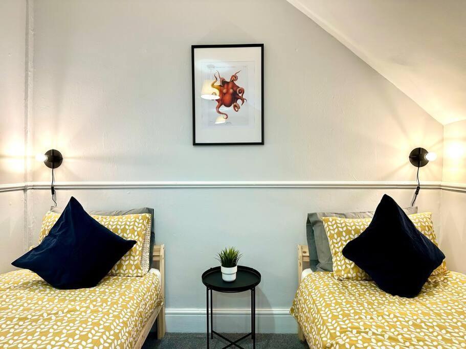 Massive 4 Bedroom Duplex Apartment - Sleeps Up To 10 People - Free Parking - 5 Minutes To The Best Beach! - Great Location - Fast Wifi - Smart Tv - Newly Decorated - Sleeps Up To 10! Close To Bournemouth & Poole Town Centre & Sandbanks Exterior foto