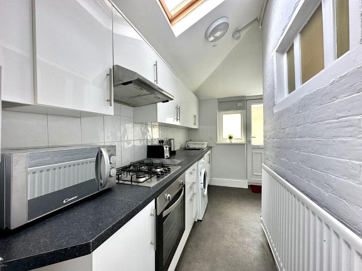 Massive 4 Bedroom Duplex Apartment - Sleeps Up To 10 People - Free Parking - 5 Minutes To The Best Beach! - Great Location - Fast Wifi - Smart Tv - Newly Decorated - Sleeps Up To 10! Close To Bournemouth & Poole Town Centre & Sandbanks Exterior foto